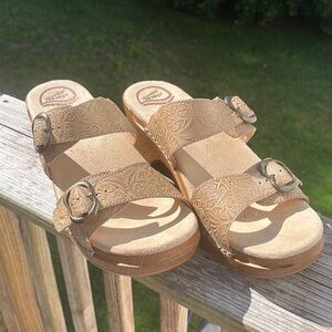 Dansko Sophie Sandals Sz. 41, tooled leather.